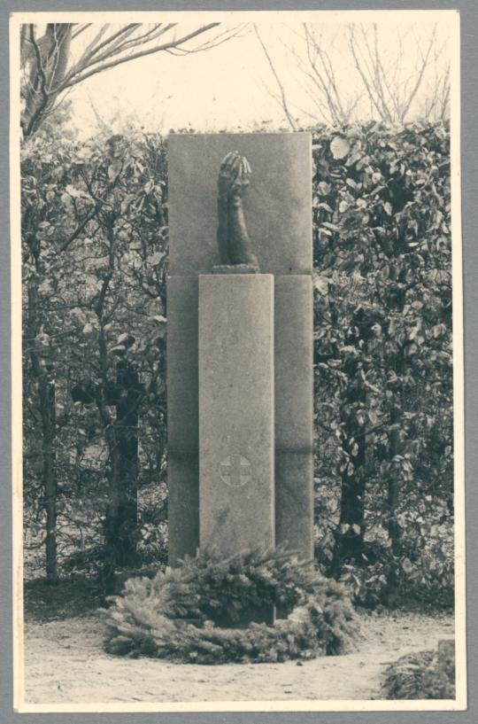 Frauenhände, Grabmal der Schwesternschaft Lübeck, 1927, Bronze