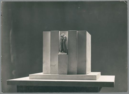 Modell für das Grabmal der Schwesternschaft Lübeck, Frauenhände, 1927, Gips