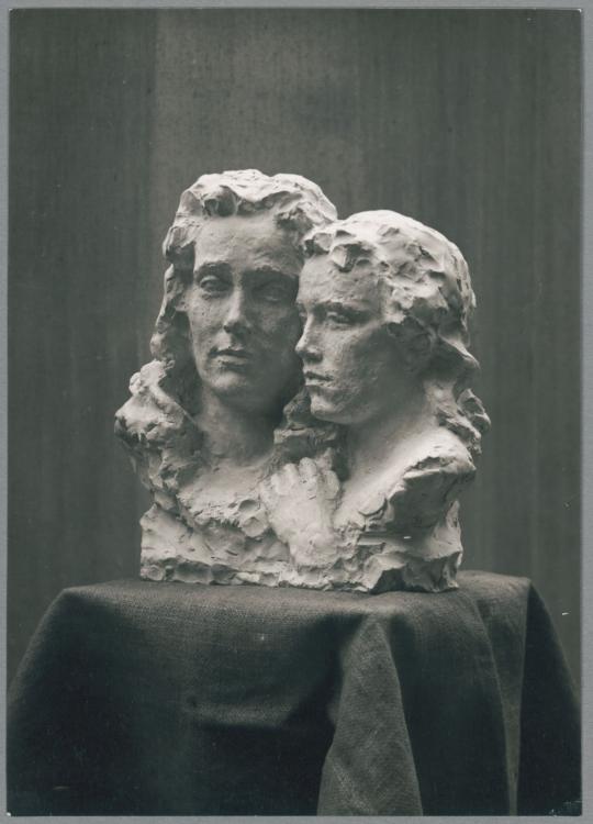 Doppelporträt Benjamine Kolbe und Tochter Leonore, 1927, Gips