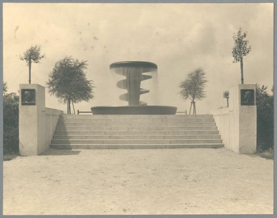 Rathenau-Brunnen, Gesamtanlage, 1928/30, Bronze