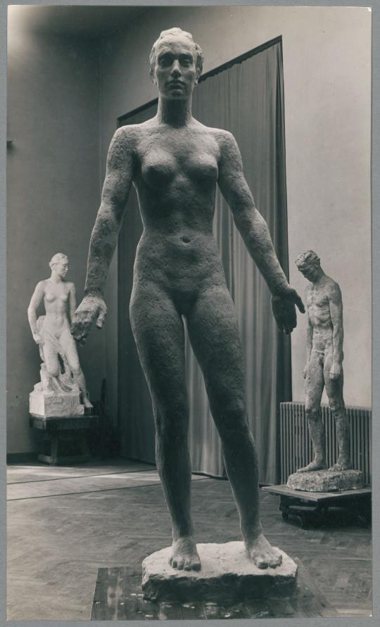 Frauenstatue I, 1929, Gips