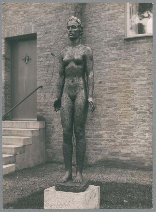 Frauenstatue II, 1929, Bronze