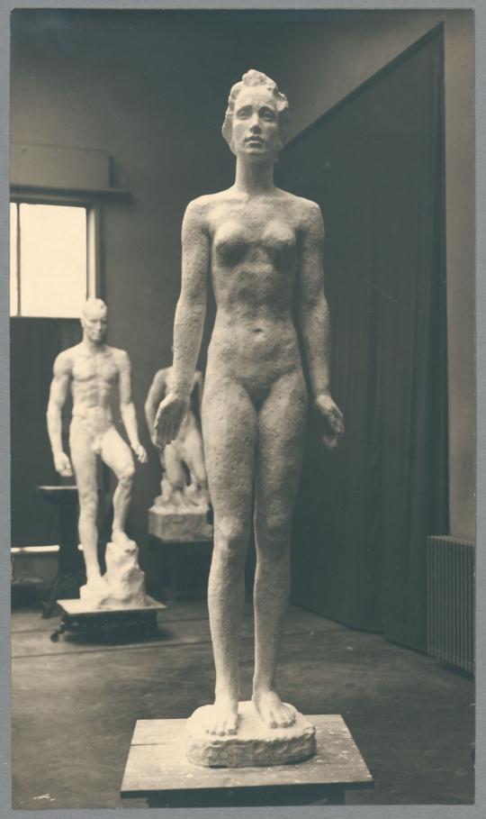 Frauenstatue II, 1929, Gips