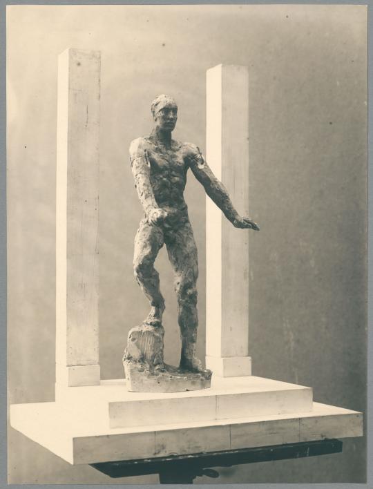 Zarathustras Erhebung, Modell zwischen Pfeilern, 1933/34, Gips