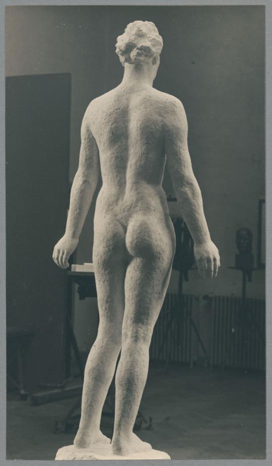 Frauenstatue III, 1938, Gips