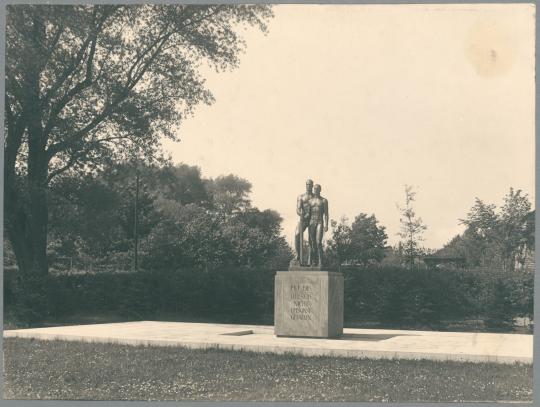Krieger-Ehrenmal Stralsund, 1934/35, Bronze auf Steinsockel