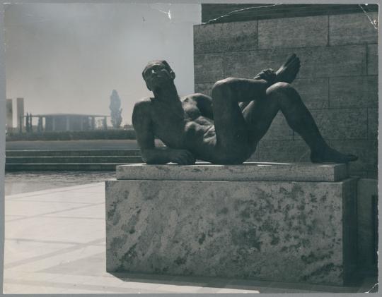 Ruhender Athlet, 1935, Bronze auf Travertin-Plinthe