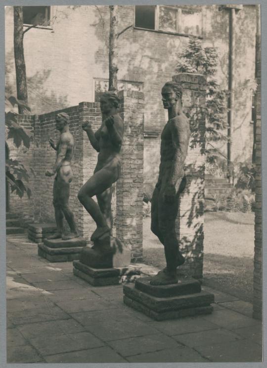 Junger Streiter (im Hintergrund), 1935, Bronze