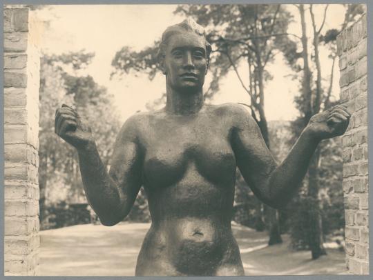 Aufsteigende Frau, Detail, 1935, Bronze