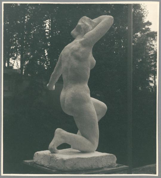 Große Kniende, 1935/36, Gips