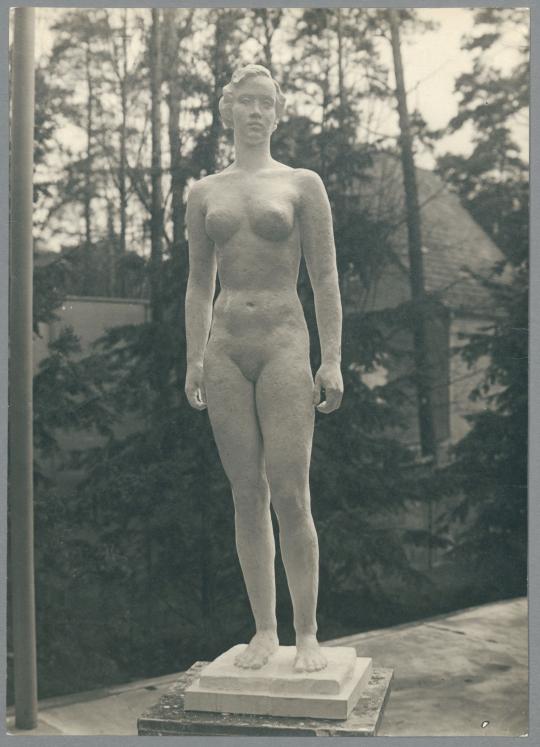 Mädchenstatue, 1936, Gips