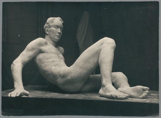 Ruhender Mann I, 1939/42, Gips