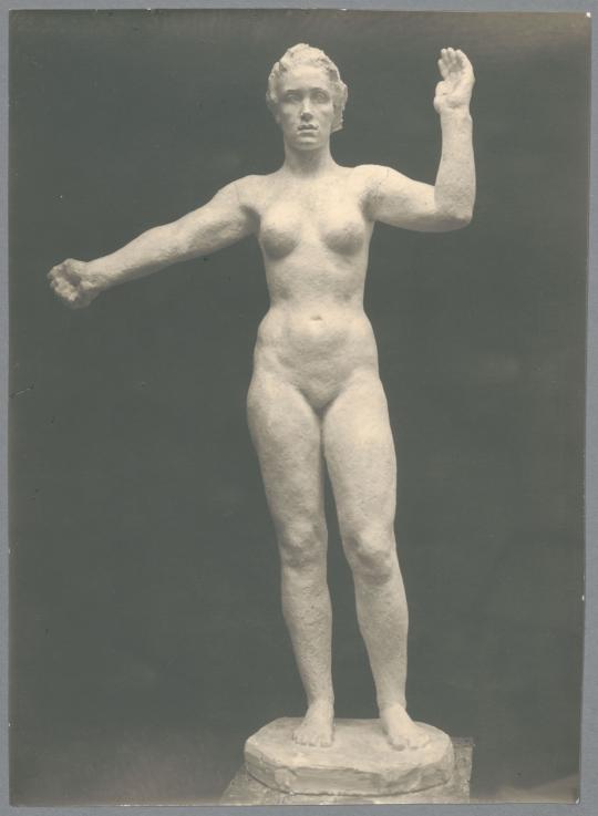 Frauenstatue mit erhobenem Arm, 1944, Gips