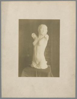 Weiblicher Halbakt, 1903, Gips