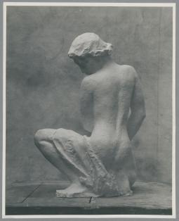 Kniende mit Gewand, 1914, Gips