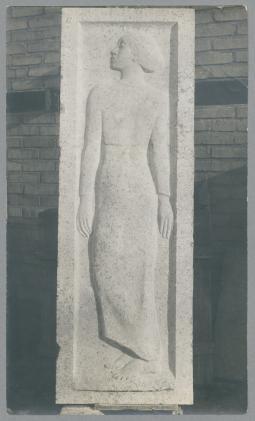 Relief Trauernde Frau, 1918/19, Stein
