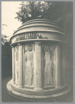 Lingner Mausoleum, Reliefs Trauernde Frauen, 1918/20, Stein