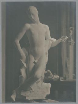 Denkmal für einen Jüngling II, 1919, Gips

Modell für eine Grabfigur