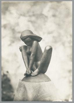 Hockende auf der Kugel, 1921, Bronze