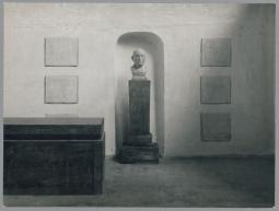 Modell Grabkapelle Thyssen mit Porträt August Thyssen, 1922/26, Gips oder Ton