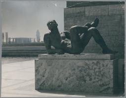 Ruhender Athlet, 1935, Bronze auf Travertin-Plinthe