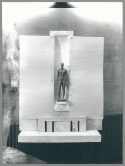 Architekturmodell mit Skizze Stehender Jüngling, 1938, Ton