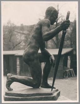 Denkmal Opfer der Arbeit, 1938/39, Bronze